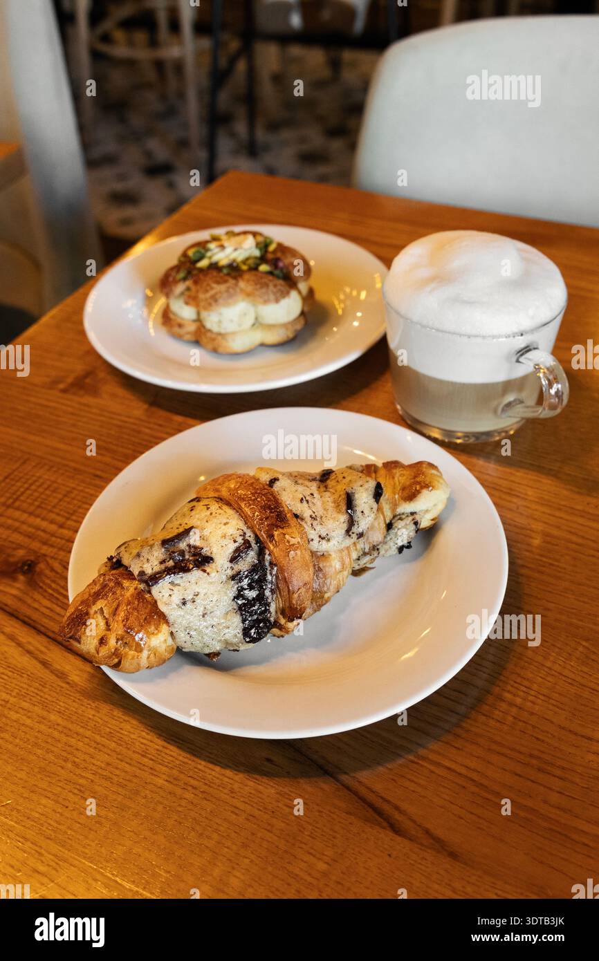 Crookie: Kombination aus Schokoladenchips und Croissant im Maison Louvard, Paris, Frankreich Stockfoto