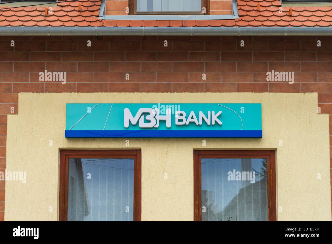 Zweigniederlassung der MBH Bank, eines der größten Finanzinstitute Ungarns, wurde 2023 durch den Zusammenschluss staatlicher Banken gegründet. Stockfoto