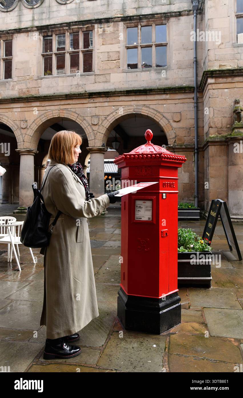 Sechseckiger viktorianischer Briefkasten, entworfen vom Architekten Penfold in Shrewsbury, Shropshire, Großbritannien Stockfoto