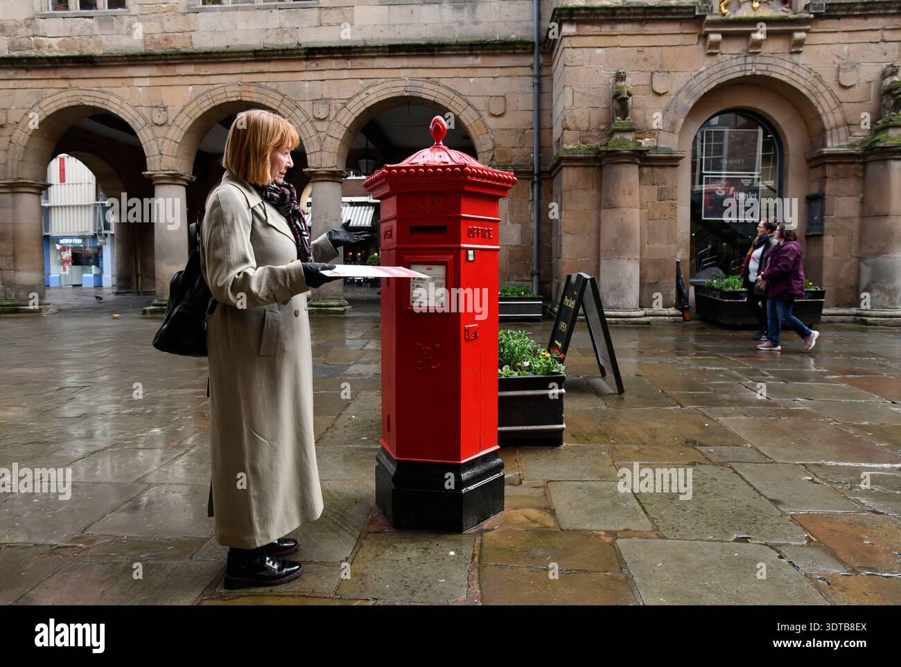 Sechseckiger viktorianischer Briefkasten, entworfen vom Architekten Penfold in Shrewsbury, Shropshire, Großbritannien Stockfoto