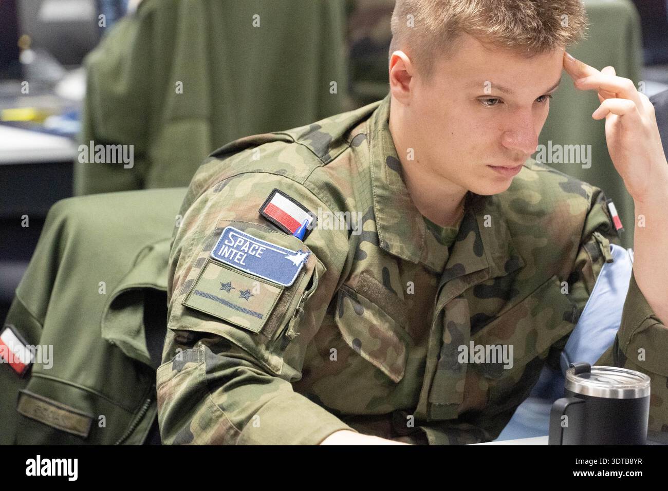 Space Intel Polnischer Offizier auf der Luftbasis 101 in Toulouse im Departement Haute-Garonne in Südfrankreich am 18. Februar 2026. Geleitet von General Vin Stockfoto