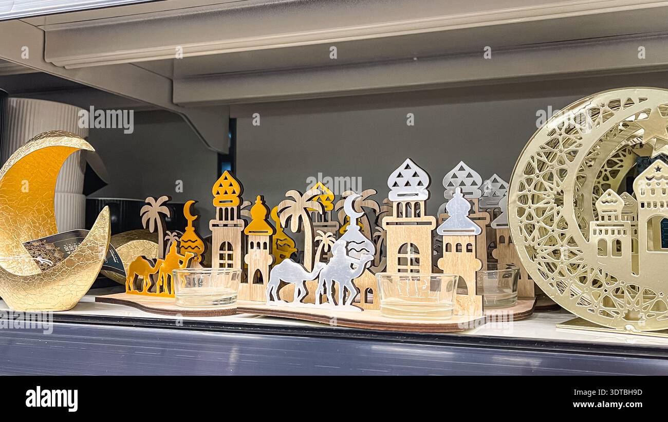 17. Februar 2026, Lübeck, Deutschland: Dekorative ramadan-Ornamente aus Holz und Metall im Regal Stockfoto
