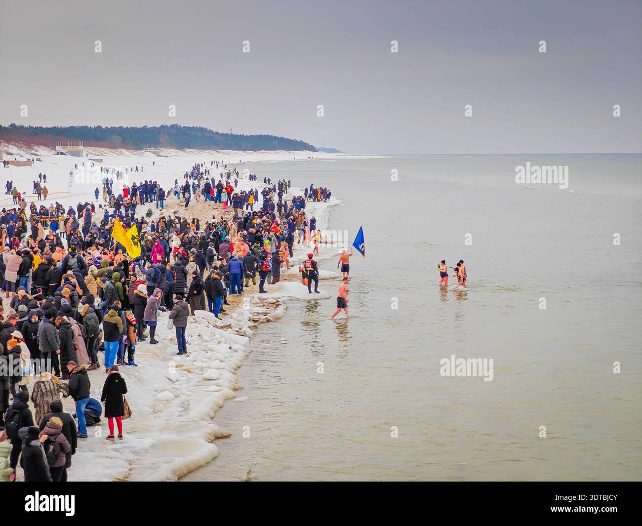 02 07 2026 - Palanga, Litauen. Viele Winterschwimmer schwimmen im eiskalten Meerwasser. Gesunder Lebensstil Menschen Hintergrund Stockfoto