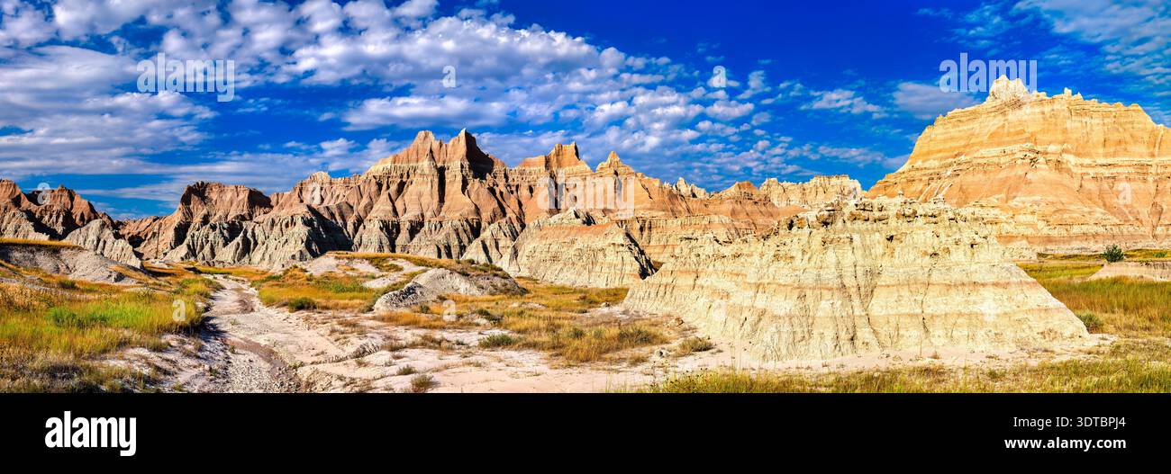 Badlands-Nationalpark South Dakota. Die malerische Landschaft bietet zerklüftete Felsformationen, die sich von einer grasbewachsenen Prärie entlang der Ringstraße südlich der Mauer erheben Stockfoto