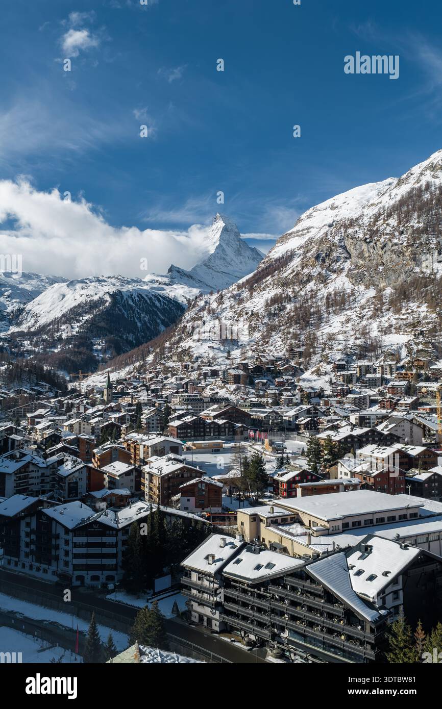 Panoramablick auf Zermatt und das Matterhorn im Winterlicht Stockfoto