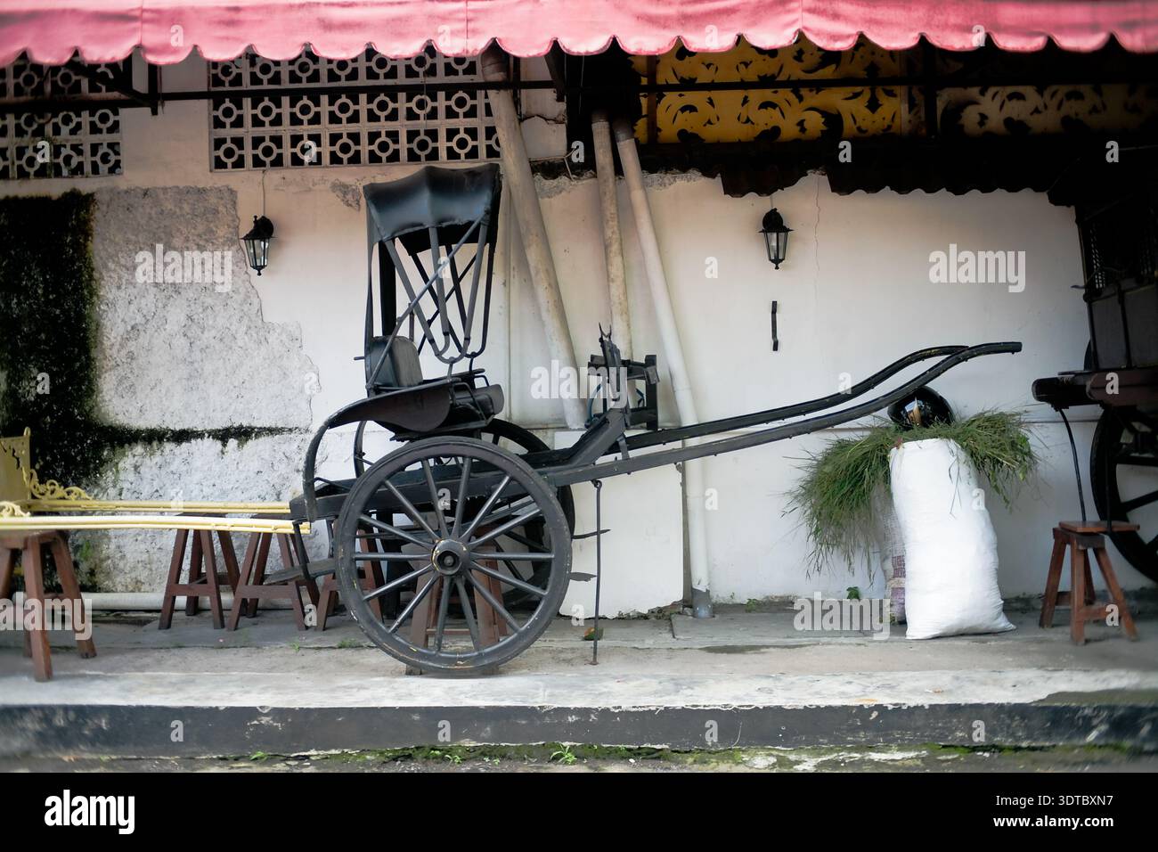 Dogcart parkte in der Seitenstraße ohne Pferd Stockfoto