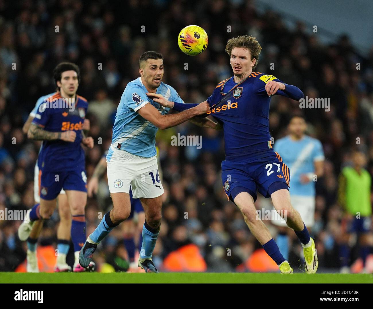 Nick Woltemade von Newcastle United (rechts) und Rodri von Manchester City (links) kämpfen um den Ball während des Premier League-Spiels im Etihad Stadium in Manchester. Bilddatum: Samstag, 21. Februar 2026. Stockfoto