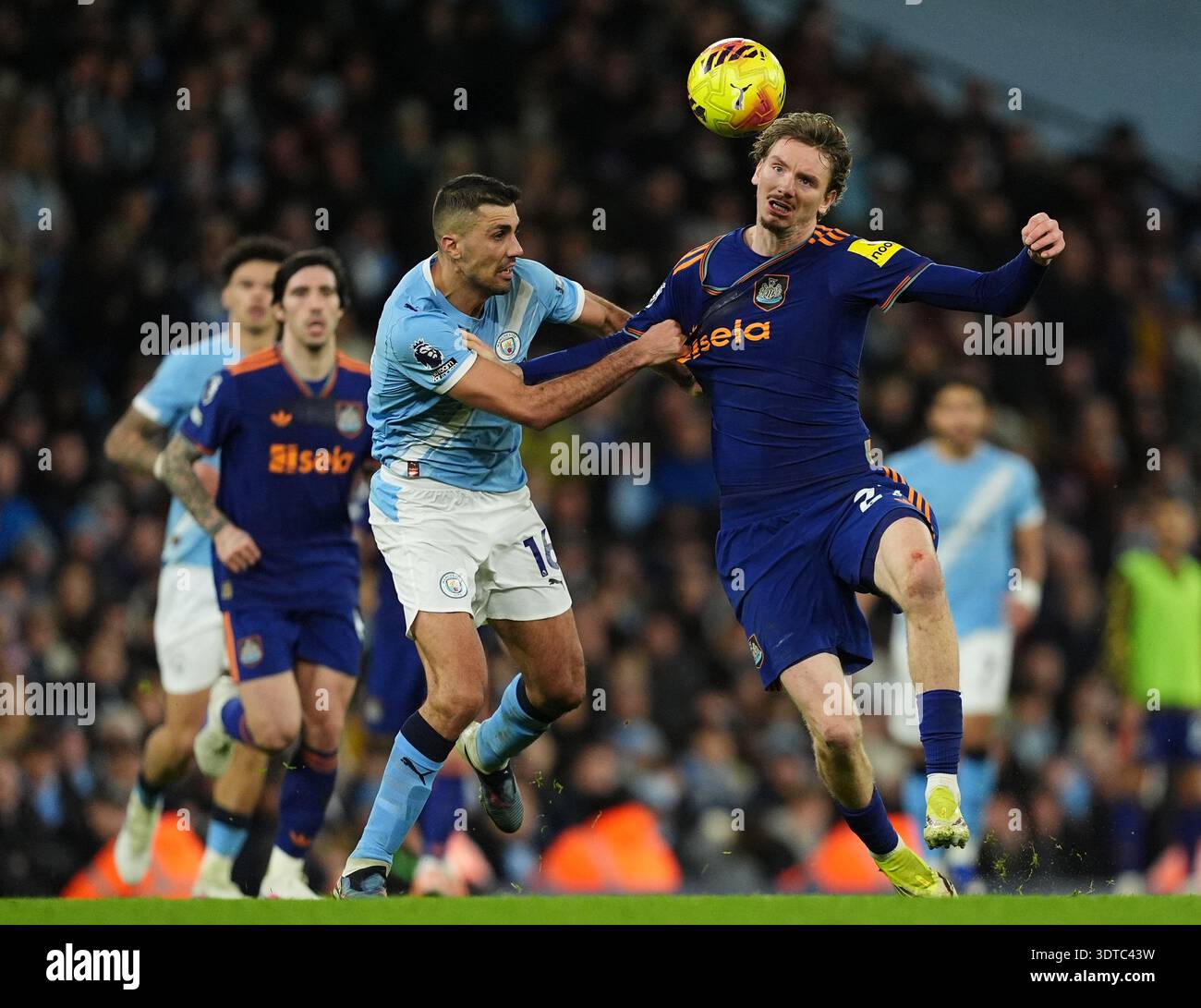 Nick Woltemade von Newcastle United (rechts) und Rodri von Manchester City (links) kämpfen um den Ball während des Premier League-Spiels im Etihad Stadium in Manchester. Bilddatum: Samstag, 21. Februar 2026. Stockfoto