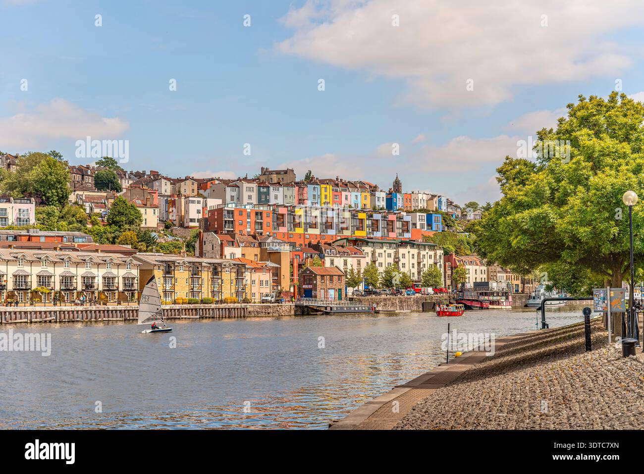 Farbenfrohe Häuser am schwimmenden Hafen von Bristol mit Booten auf dem Fluss Avon, pulsierendes Stadtbild am Wasser im Südwesten Englands. Stockfoto