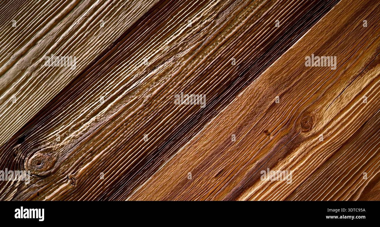 Die schräg angeordneten Holzdielen zeigen tagsüber verschiedene Schattierungen und Strukturen bei Tageslicht Stockfoto