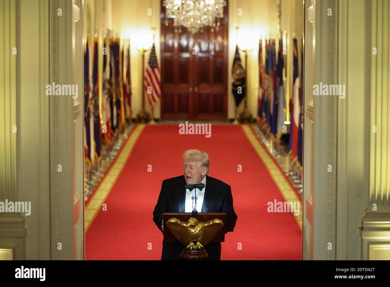 Washington, Usa. Februar 2026. US-Präsident Donald Trump spricht während des Governors Dinner im East Room des Weißen Hauses am Samstag, den 21. Februar 2026 in Washington, D.C. Foto: Samuel Corum/UPI Credit: UPI/Alamy Live News Stockfoto