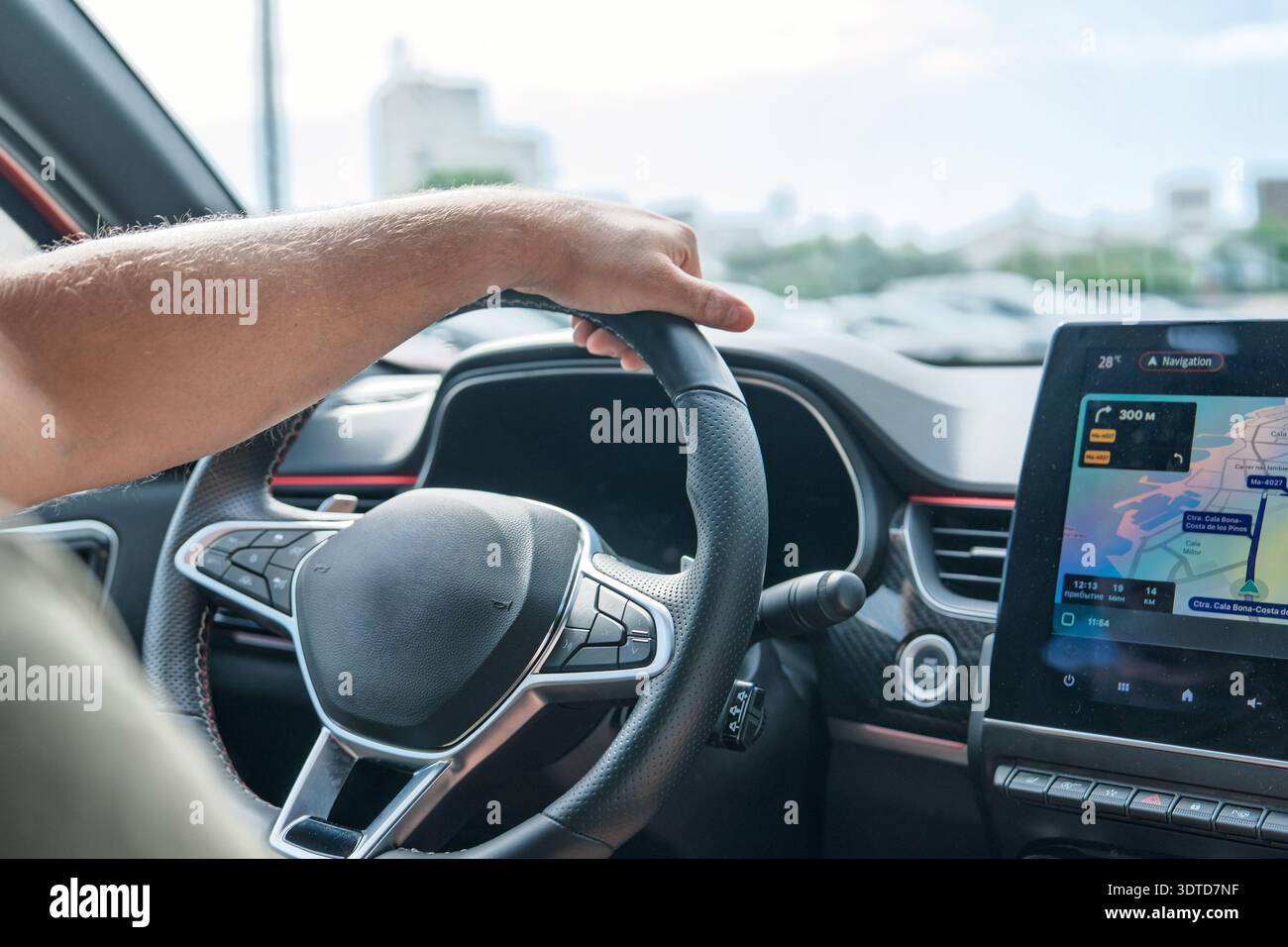 Fahrerperspektive Navigation auf offener Straße mit moderner Fahrzeugtechnologie und präziser Steuerung Stockfoto