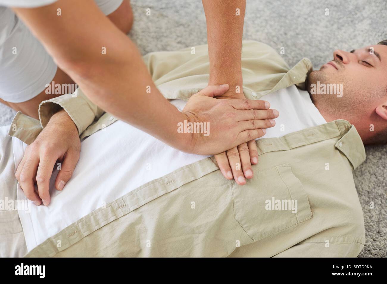 HLW, kardiopulmonale Reanimation und Notfallhilfe bei der Atmung des Lügenmenschen Stockfoto