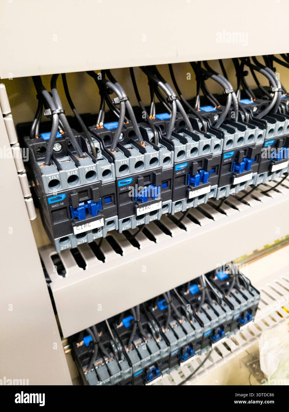 Industrielle elektrische Schalttafel mit Verkabelung und Leistungsschaltern Stockfoto
