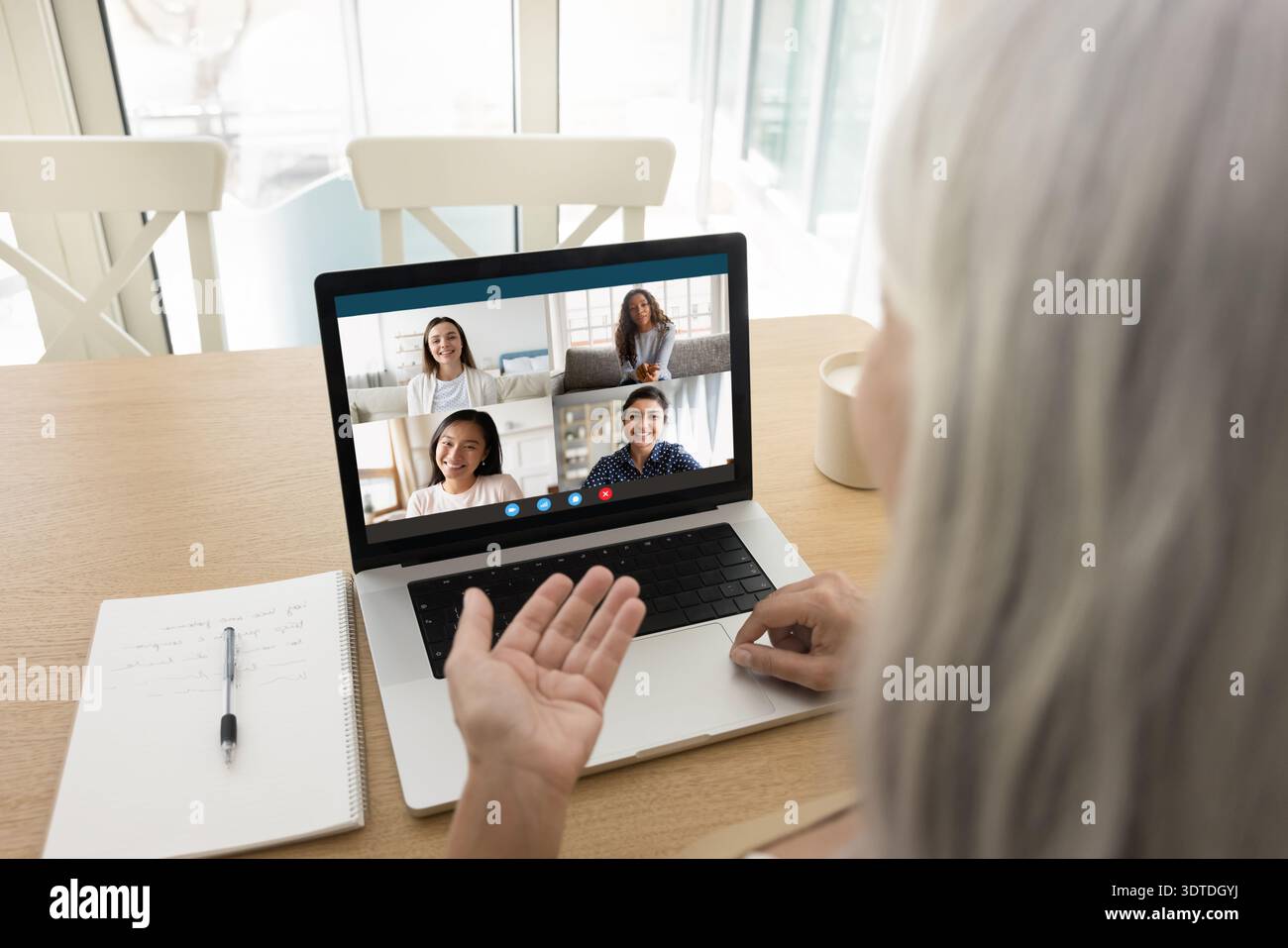 Multiethnische Frauen nehmen an virtuellen Treffen Teil Stockfoto