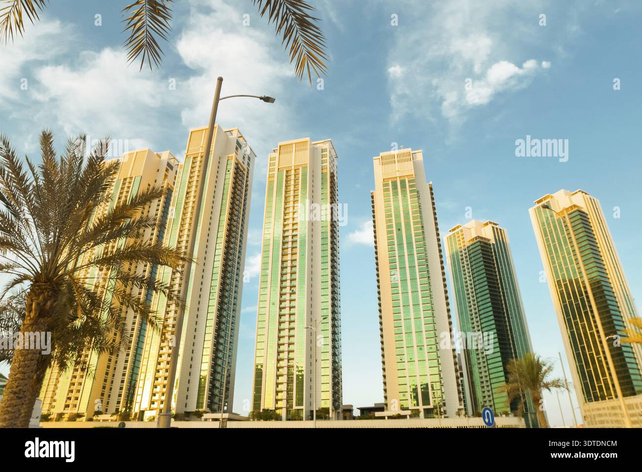 Abu Dhabi, VAE - 25. april 2025: Luftpanorama Luxus-Immobilien-Mehrfamilienhäuser mit Blick auf die Stadt. Geschäftszentren, Immobilien-Gros Stockfoto