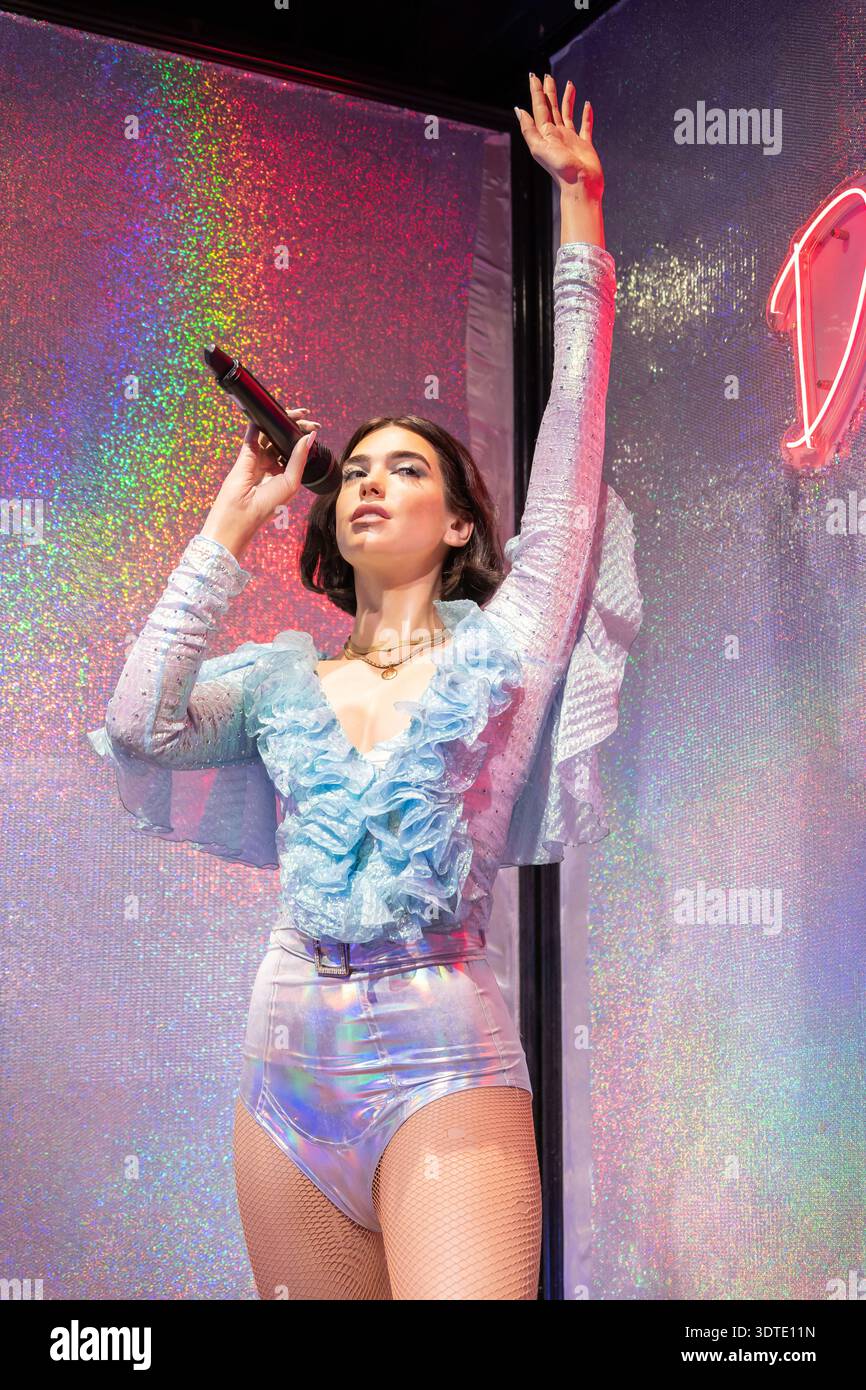 Singapur - 24. Dezember 2025 : Eine lebensechte Wachsfigur des britischen Popstars Dua Lipa bei Madame Tussauds Singapore Stockfoto