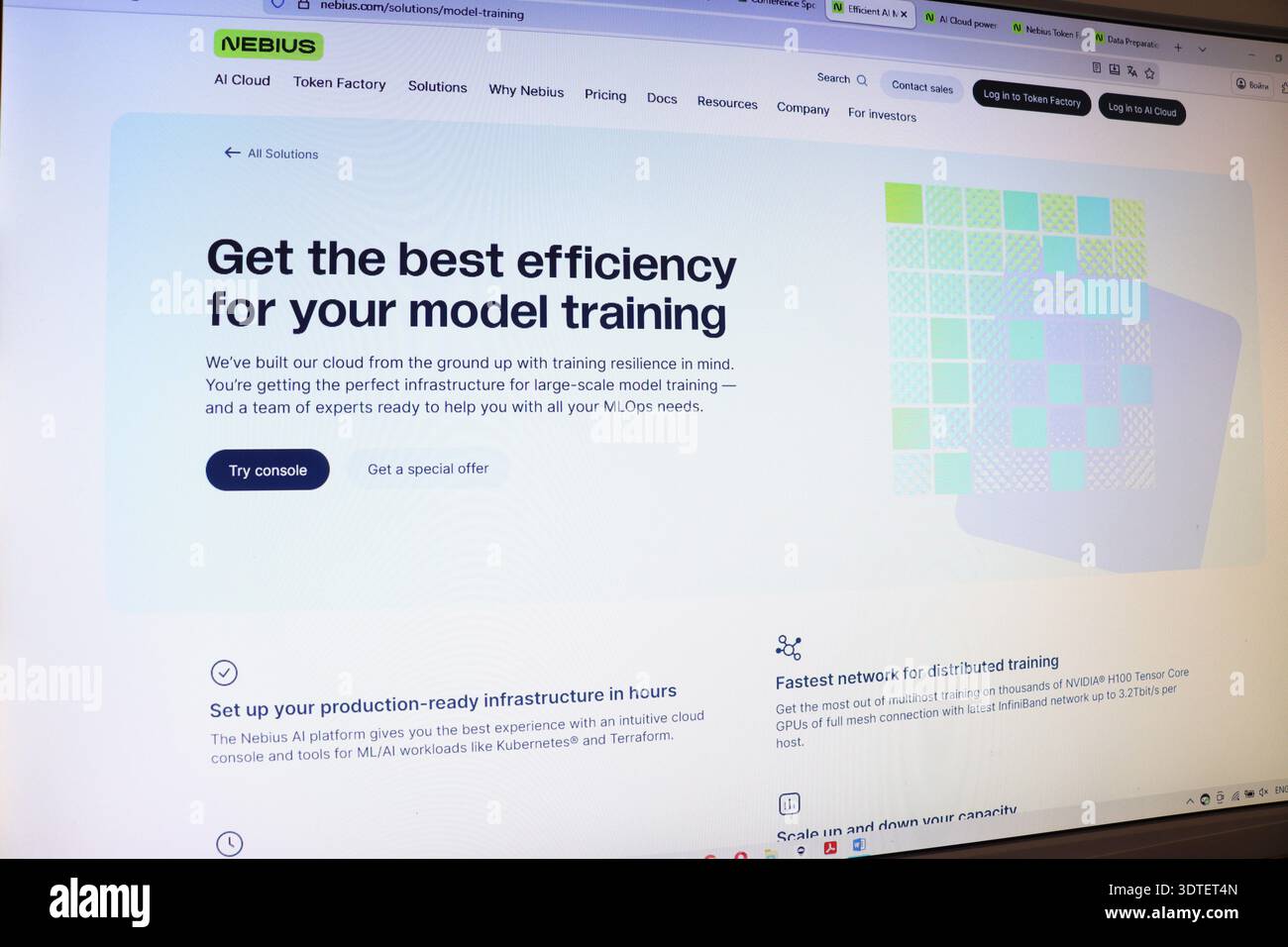 Computermonitor, der Website für Cloud-Dienste mit künstlicher Intelligenz zeigt. Redaktionelles Bild mit moderner Technologie und digitaler Schnittstelle für Mod Stockfoto