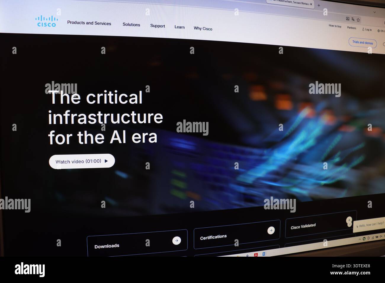 Bildschirm mit einer Website-Landing-Page mit Text zur kritischen Infrastruktur für das KI-Zeitalter und einer Schaltfläche für die Videowiedergabe. Stockfoto