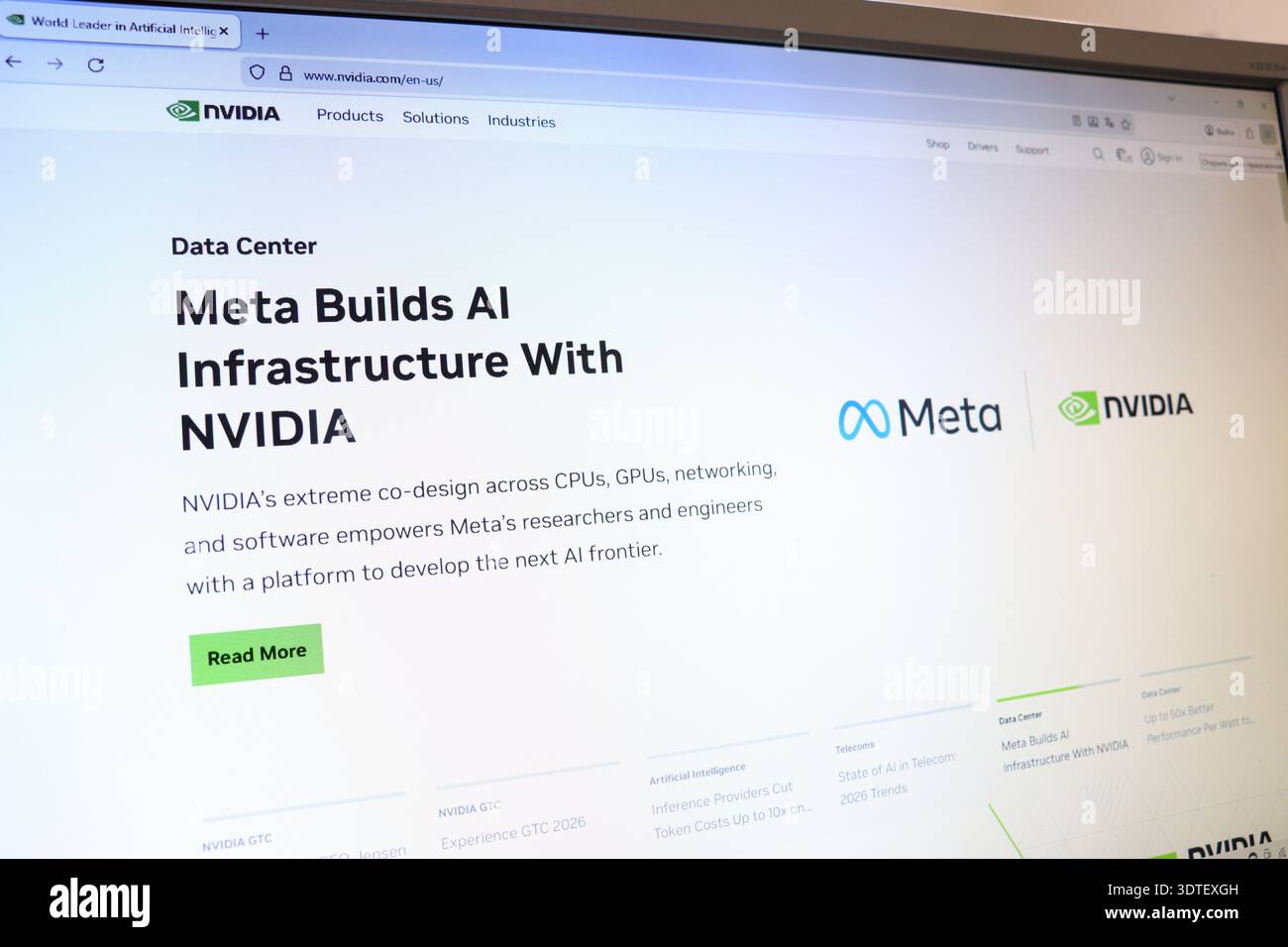 Webseite auf dem Computerbildschirm, auf der Meta eine KI-Infrastruktur mit NVIDIA für künstliche Intelligenz und Nachrichten im Rechenzentrum aufbaut. Stockfoto