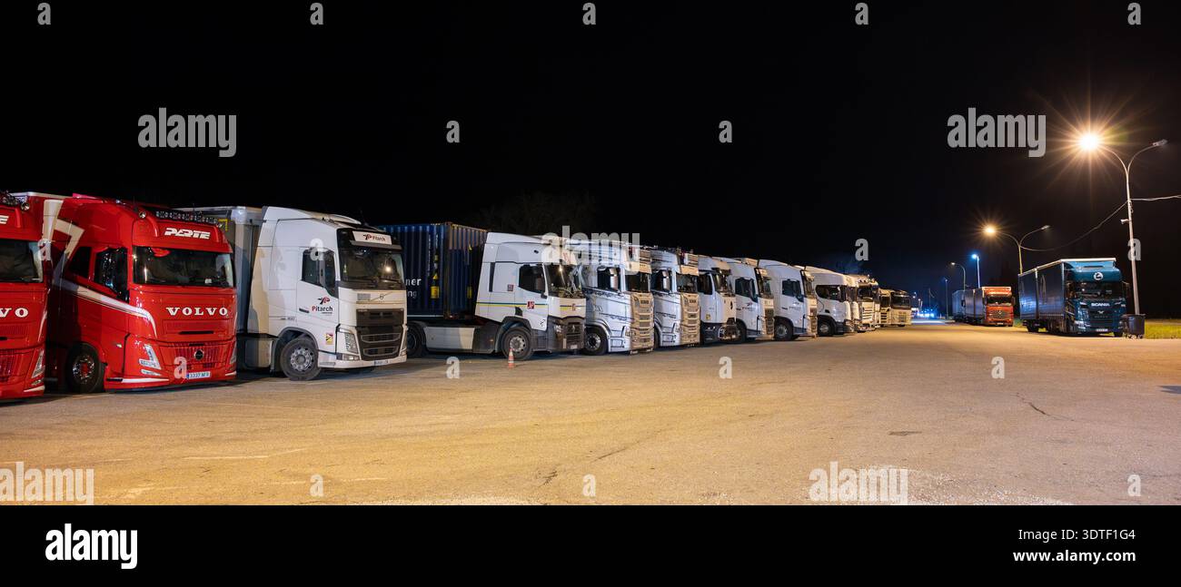 Saint-Martin-de-Crau, Arles Area, Frankreich, 18. Februar 2026: LKW-LKW-LKW-LKW-Haltestelle am Straßenrand Stockfoto