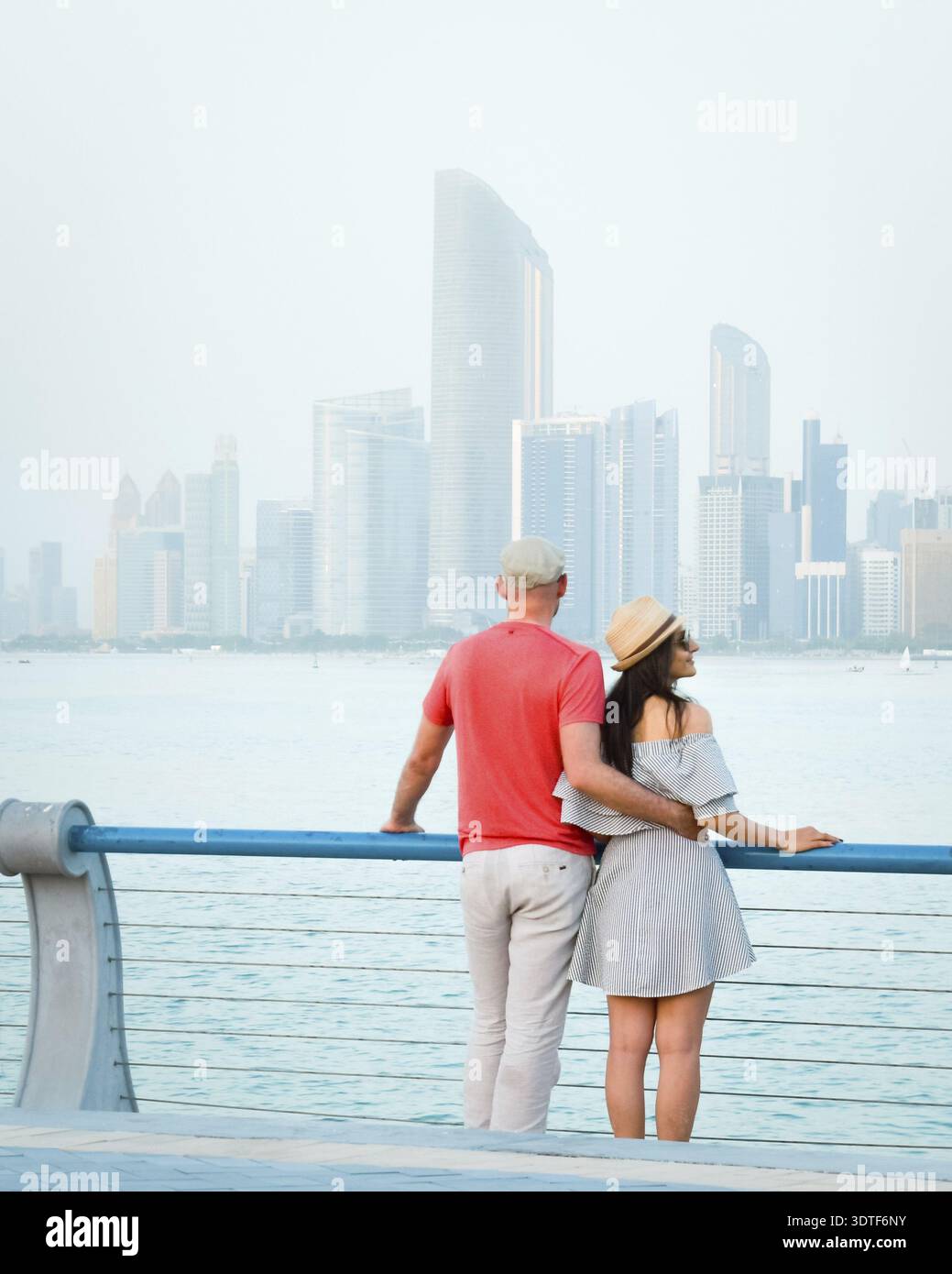 Kaukasische Touristen romantische Paare stehen zusammen und genießen das Panorama der Skyline auf dem malerischen Aussichtspunkt in Abu dhabi. Besuchen Sie die Reise Sightseeing VAE Concept Stockfoto