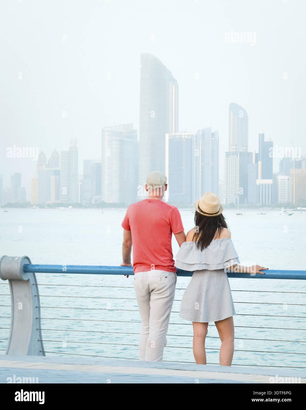 Kaukasische Touristen romantische Paare stehen zusammen und genießen das Panorama der Skyline auf dem malerischen Aussichtspunkt in Abu dhabi. Besuchen Sie die Reise Sightseeing VAE Concept Stockfoto