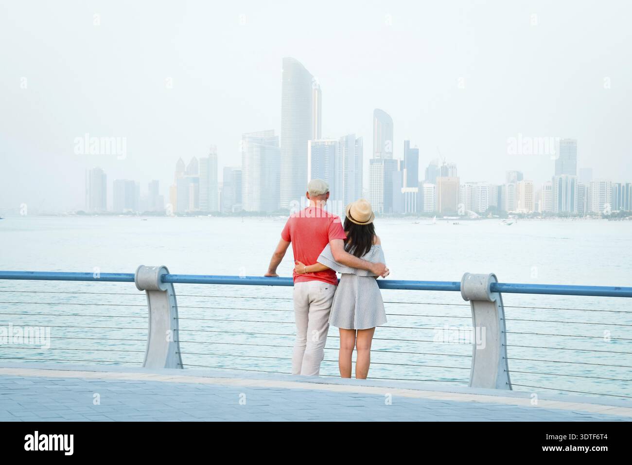 Kaukasische Touristen romantische Paare stehen zusammen und genießen das Panorama der Skyline auf dem malerischen Aussichtspunkt in Abu dhabi. Besuchen Sie die Reise Sightseeing VAE Concept Stockfoto