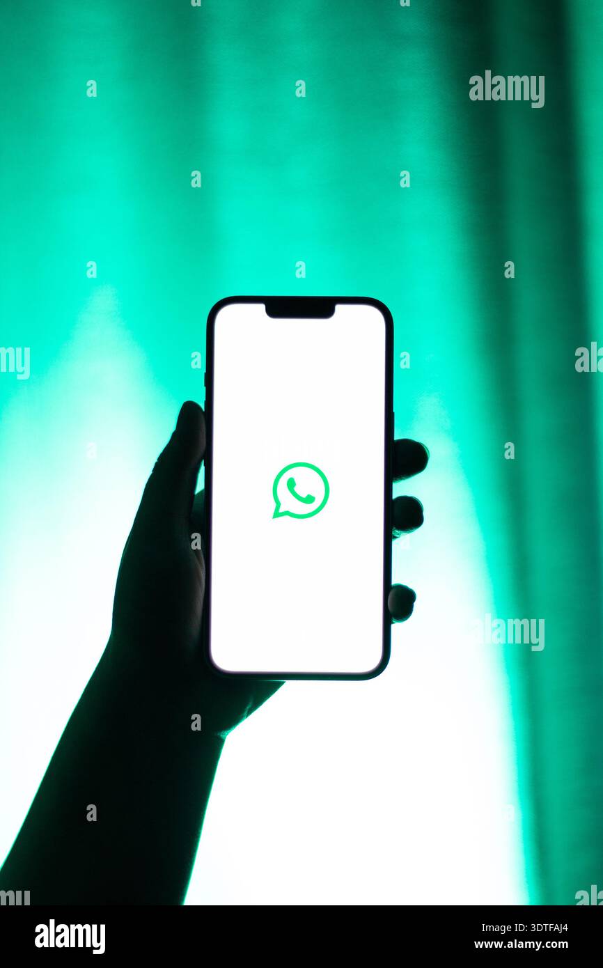 Kaliningrad, Russland - 12.11.2025. Smartphone-Bildschirm in Frauenhänden mit dem Logo des beliebten Messenger WhatsApp. Meta-Unternehmen Stockfoto