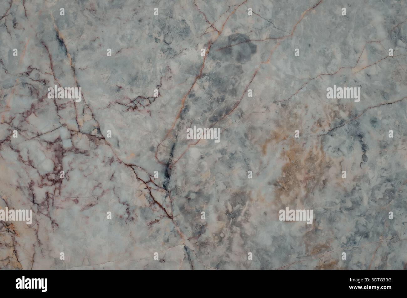 Das Bild zeigt eine Nahaufnahme einer Marmoroberfläche mit komplizierten Adern und Mustern. Stockfoto
