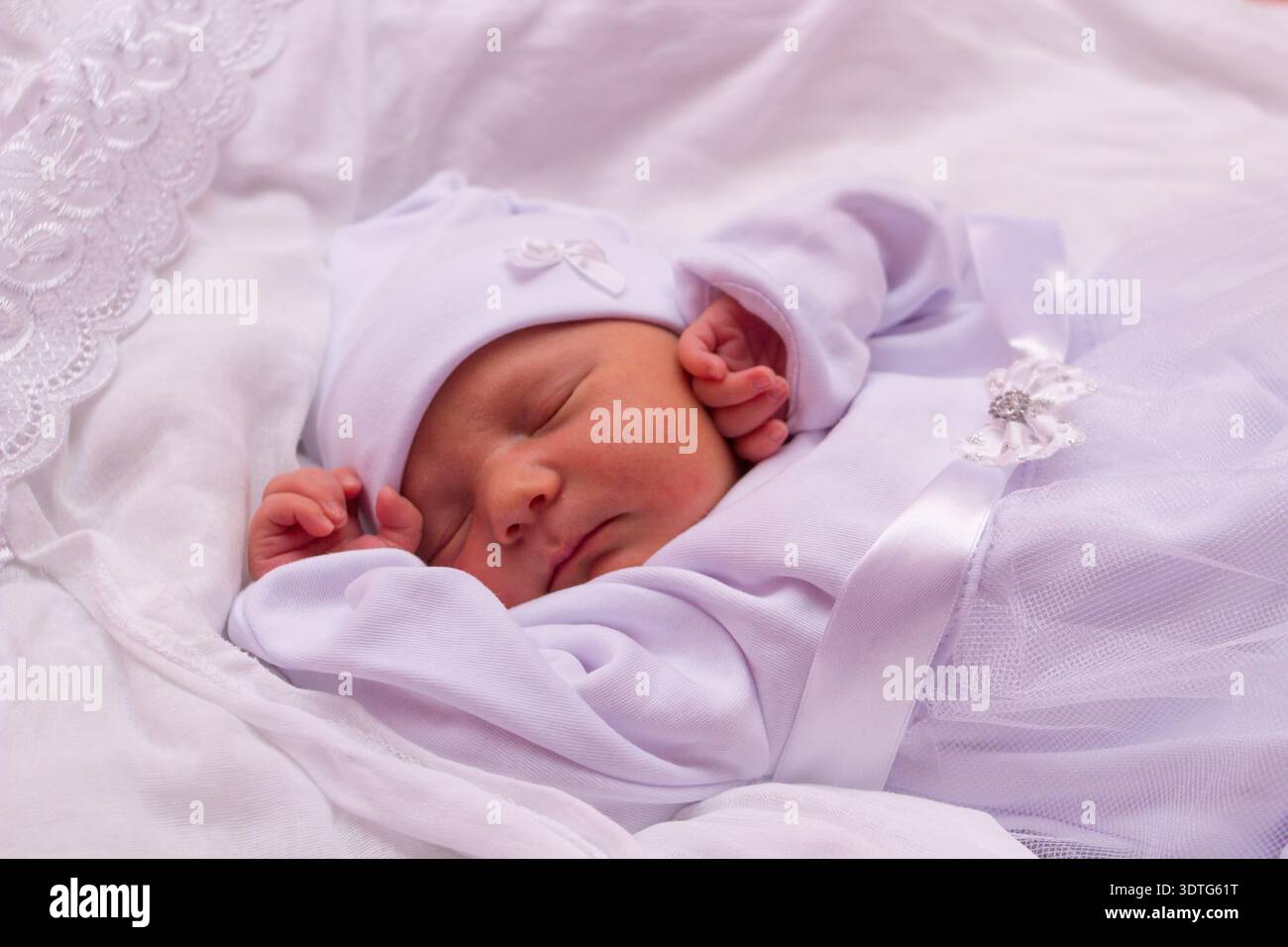 Baby schläft in einem Traum Emotionen, schönes Baby schläft in einem weißen Kleid Stockfoto