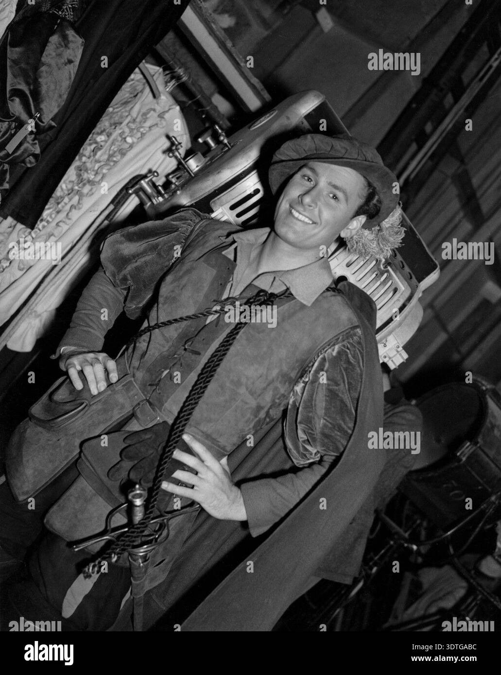 Ein offenes Porträt des schaukelnden Schauspielers ERROL FLYNN im Kostüm für seine Rolle als Miles Hendon in THE PRINCE AND THE PAUPER 1937 Regisseur WILLIAM KEIGHLEY Roman MARK TWAIN Music ERICH WOLFGANG KORNGOLD Kostüme MILO ANDERSON Special Art Fotografie von JOHN ELLIS First National Pictures / Warner Bros Stockfoto
