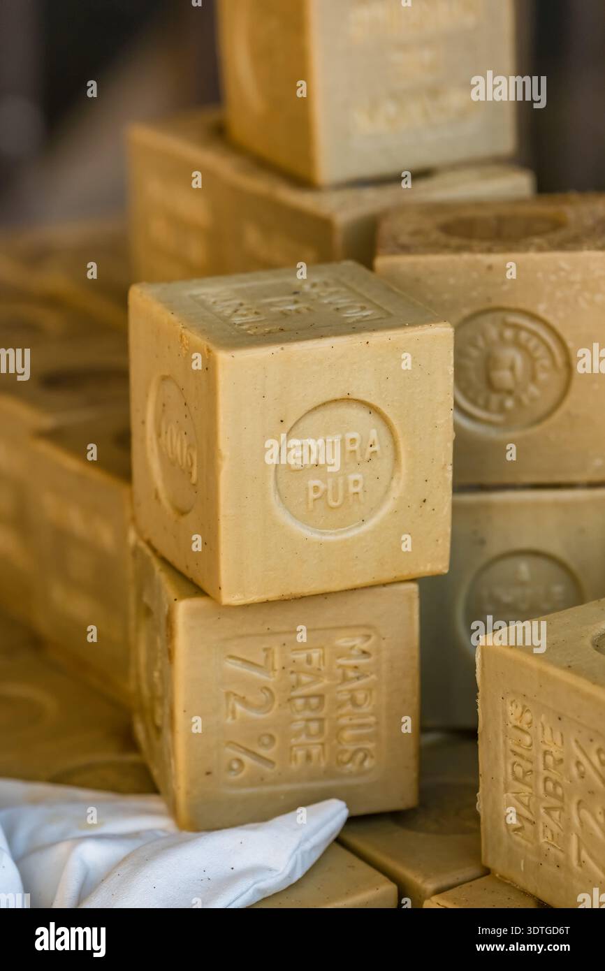 Traditionelle Seifenblöcke von Savon de Marseille in einer Boutique Salon-de-Provence Stockfoto