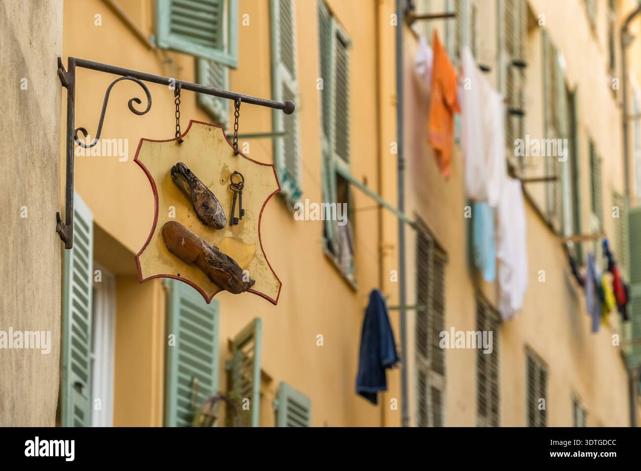 Vintage Shoemaker Street Schild an der Old Building Wall in Nizza Stockfoto