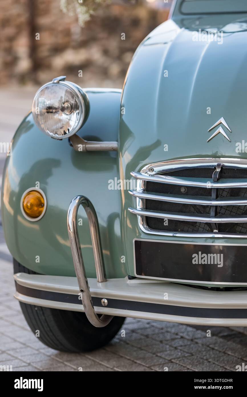 Nahaufnahme des vorderen Kühlergrills und Scheinwerfers in Vintage Green Citroen 2CV Stockfoto