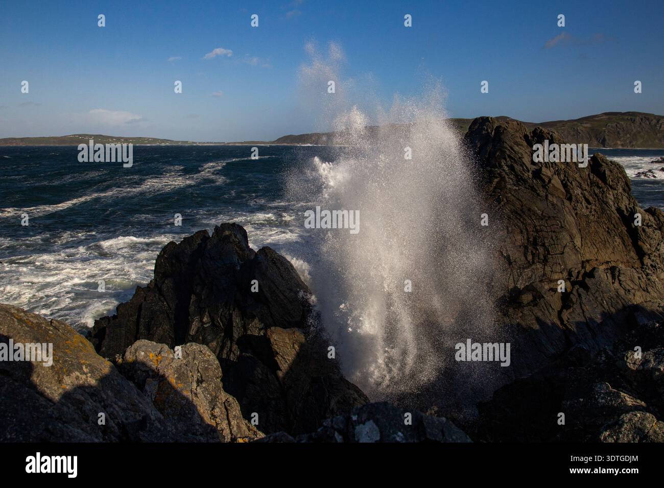 Mächtige Wellen des Atlantischen Ozeans explodieren auf den zerklüfteten Küstenfelsen auf der Isle of Doagh, der Inishowen Peninsula im County Donegal, Irland. Stockfoto