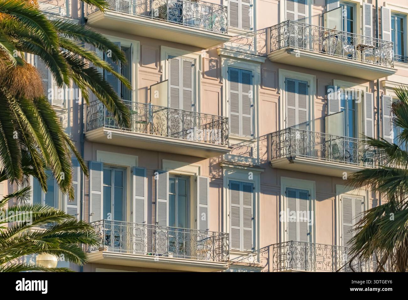 Klassische französische Riviera-Architektur mit Pastelfassade und Balkonen Stockfoto