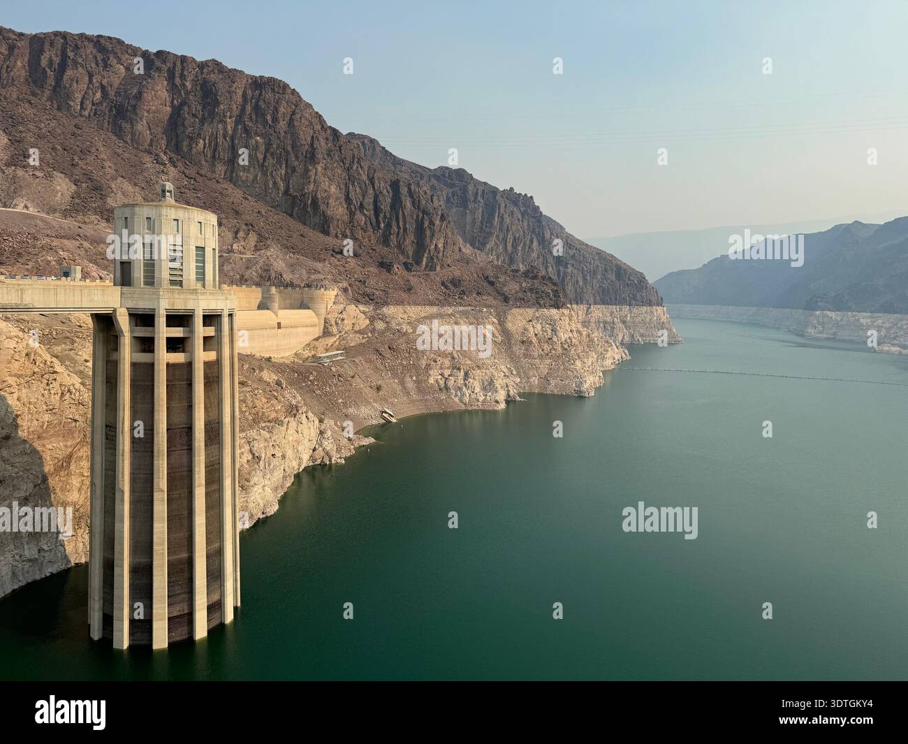 Wassereinlassturm im Lake Mead am Hoover Dam mit niedrigem Wasserstand und exponierter Küste des Canyons, Grenze zwischen Nevada und Arizona, USA. Stockfoto