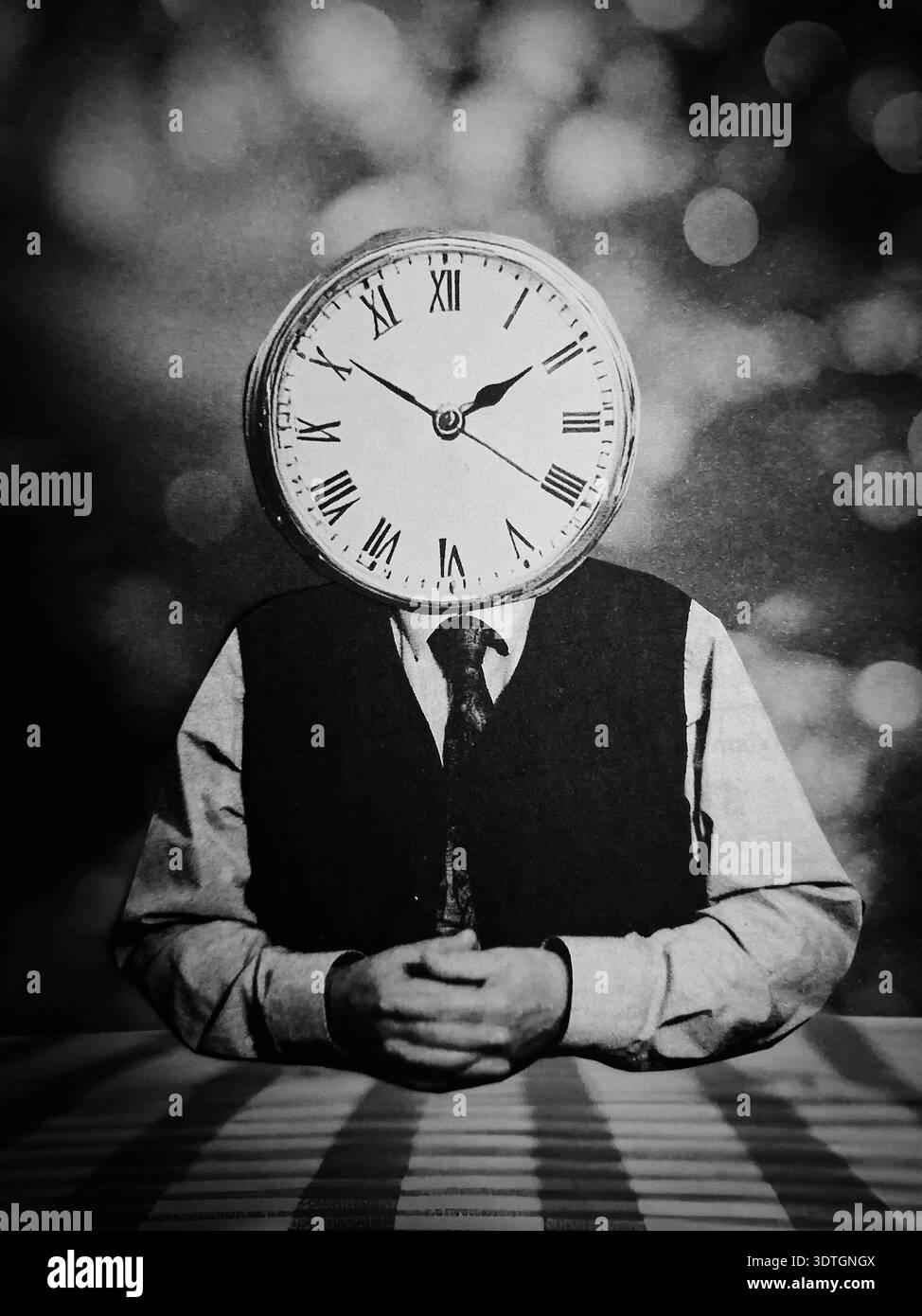 Konzeptuelle Collage eines Mannes mit einer Uhr als Kopf, die die Lebensspanne symbolisiert Stockfoto