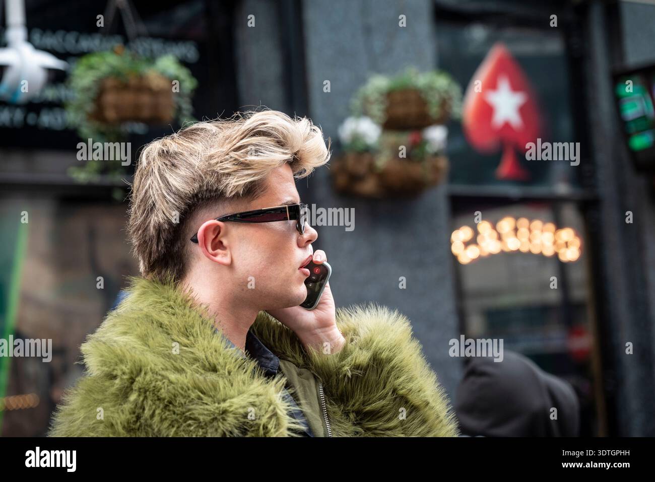 Mann im Pelzmantel, London, England, Großbritannien Stockfoto
