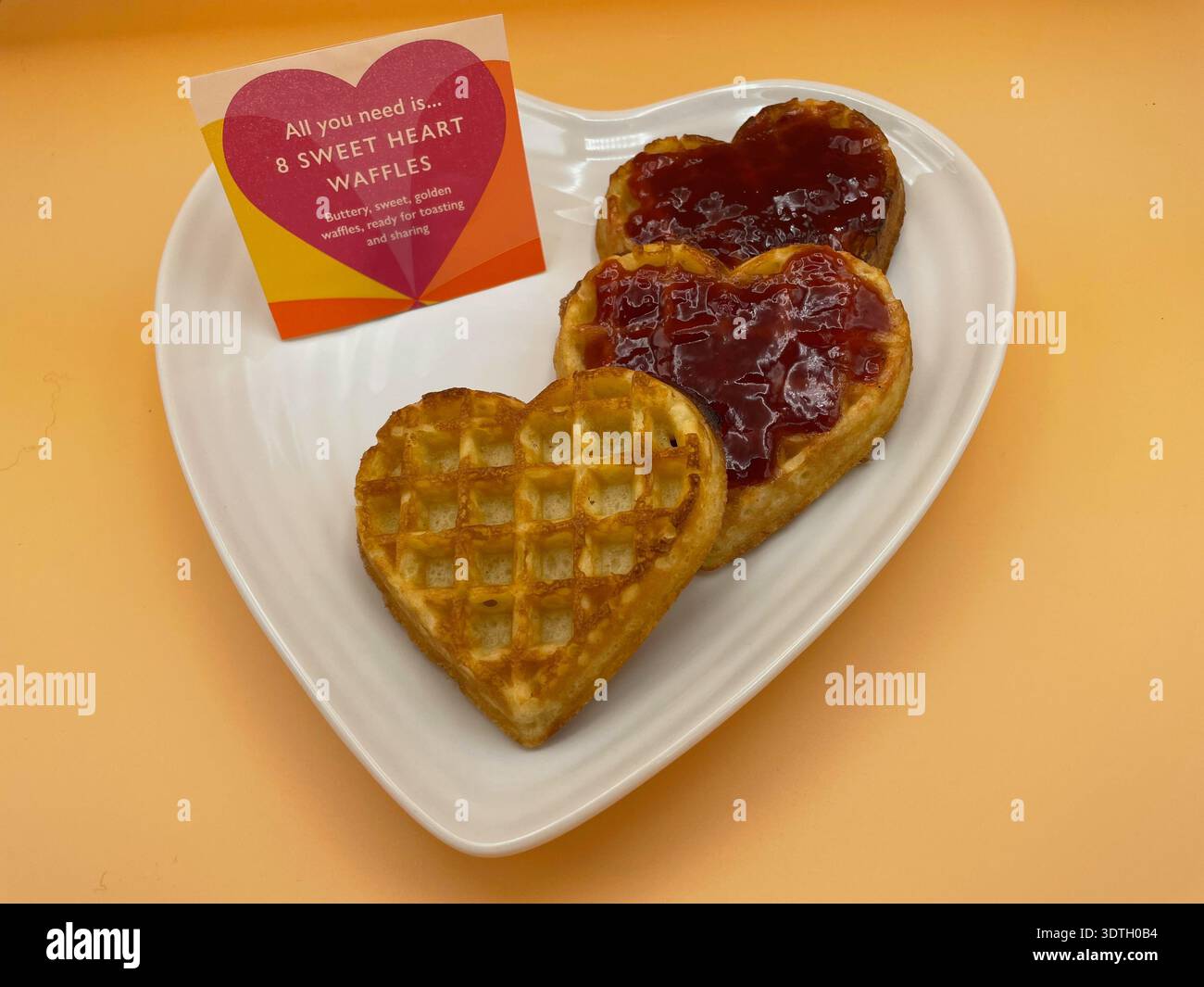 Süße Herzwaffeln von Waitrose zum Valentinstag. - Smartphone-aufgenommenes Stockfoto