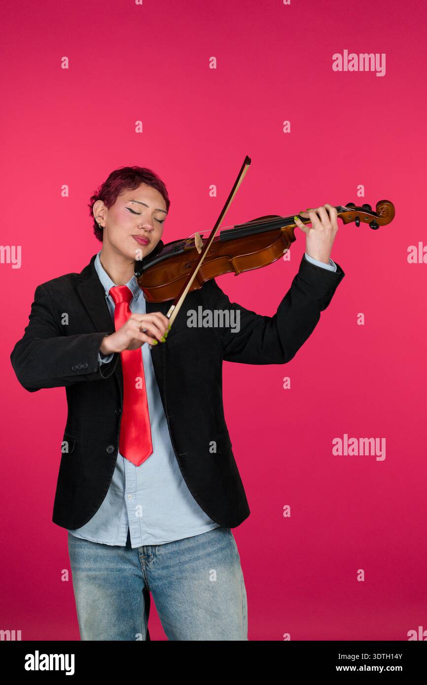 Individuelles Geigenspiel mit Leidenschaft und Fokus Stockfoto