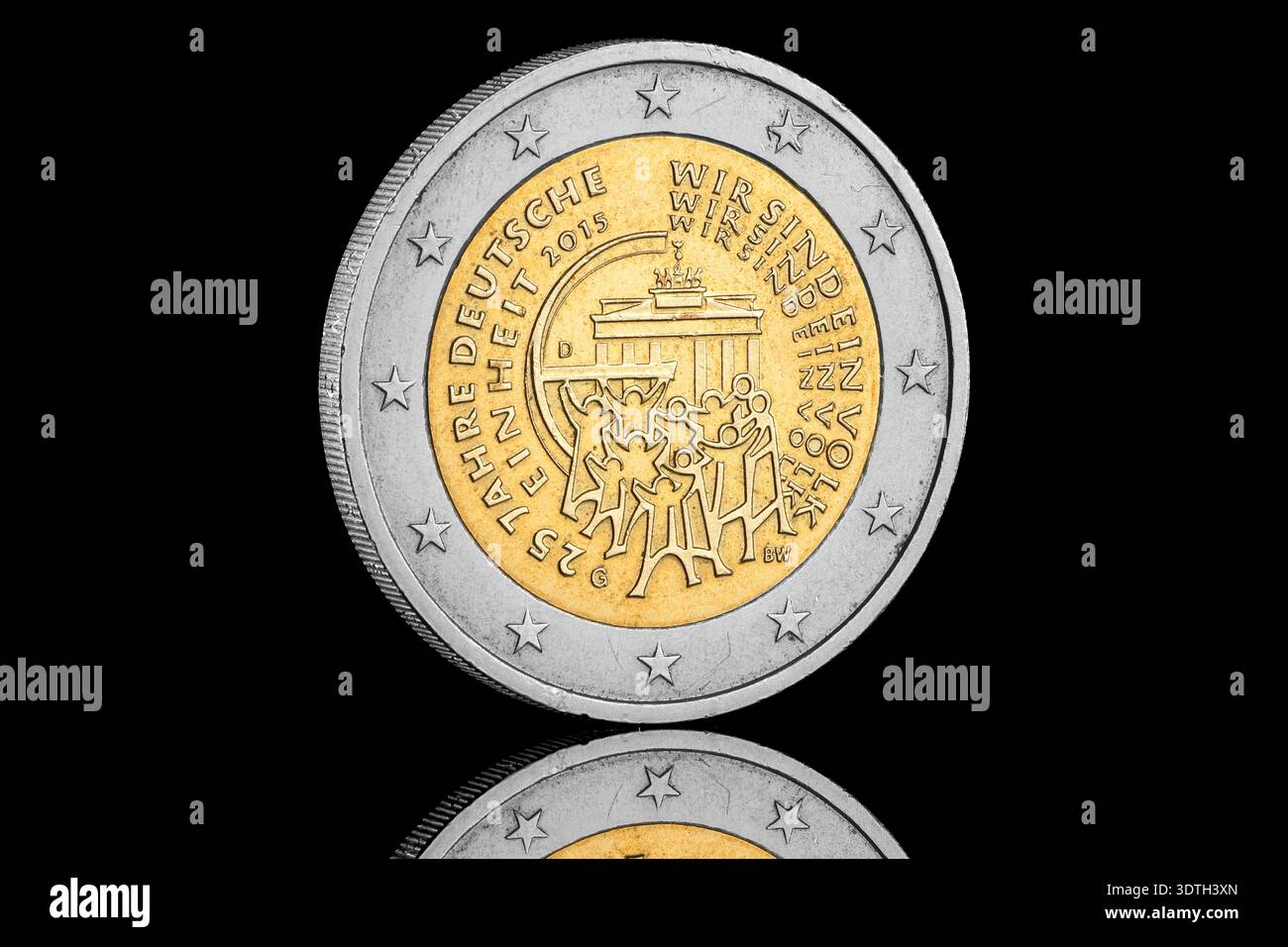 Dies ist eine deutsche 2-Euro-Gedenkmünze, die 2015 anlässlich des 25. Jahrestages der deutschen Wiedervereinigung ausgegeben wurde. Stockfoto