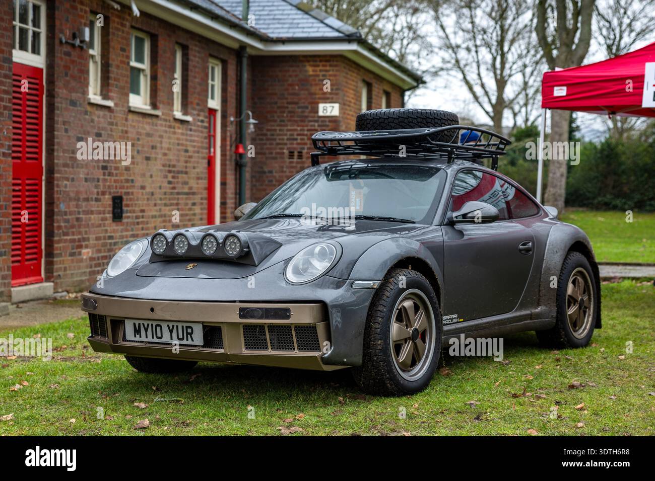 2010 Porsche 911 „Safari“ auf der Bicester Motion Assembly am 11. Januar 2026 Stockfoto