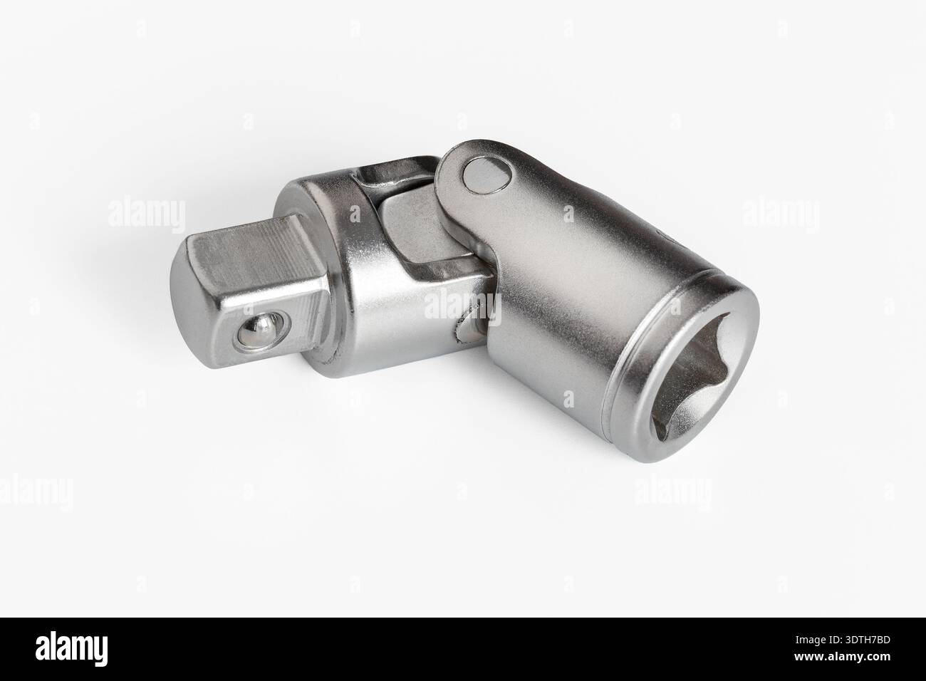 Ein verchromter Universalschlüssel-Adapter auf weißem Hintergrund. Stockfoto