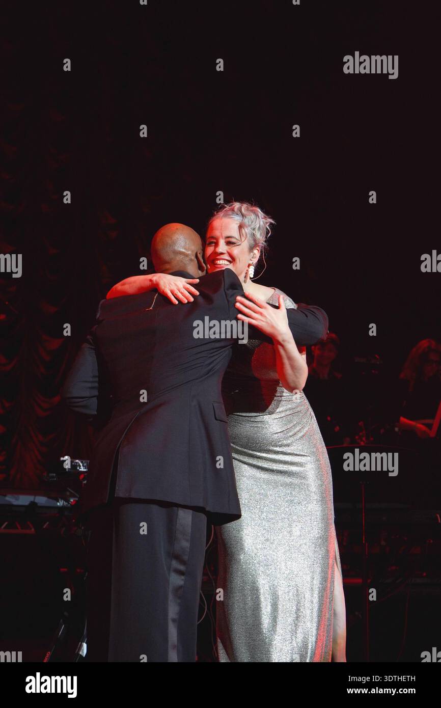 DJ Spoonys Garage Classical Live-Show mit Katie Chatburn und dem Ignition Orchestra im Apollo. Es ist zu einer echten Kraft für das Leben geworden. Stockfoto