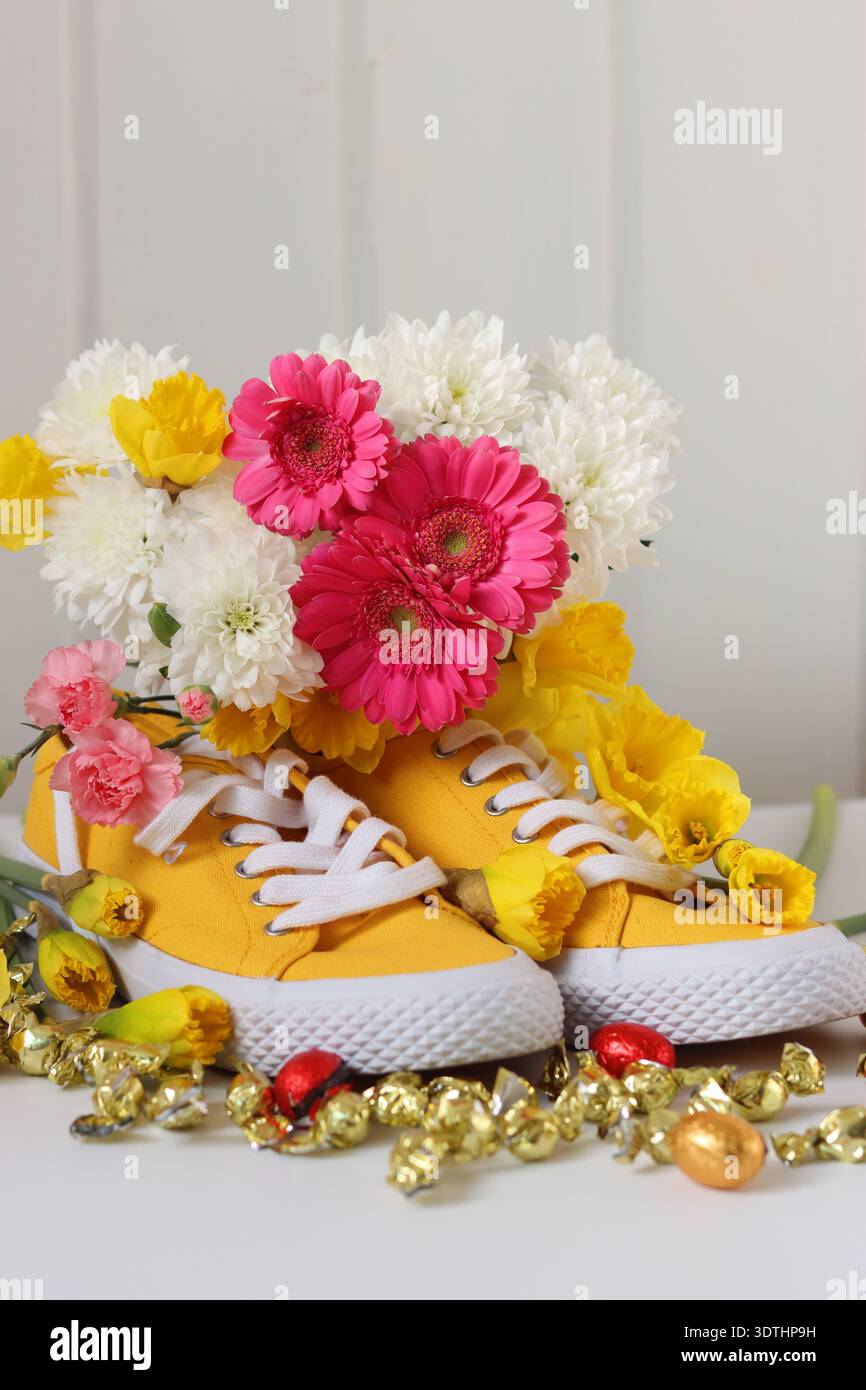 Bouquet von Narzissen und Gerberas auf rosa Hintergrund Stockfoto