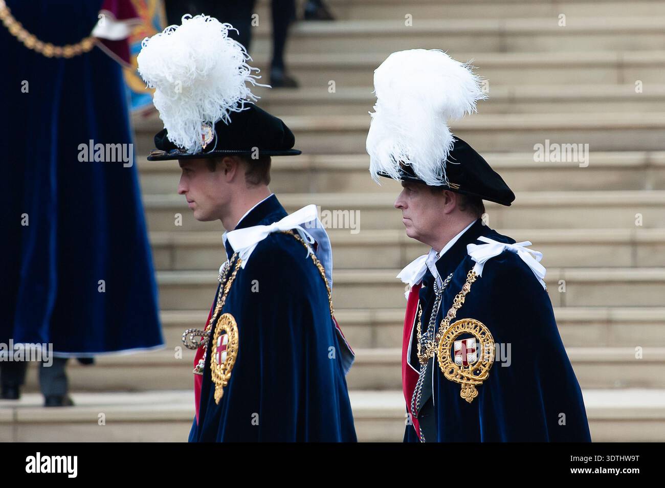 Windsor, Großbritannien. Juni 2010. Prinz William (L) und Prinz Andrew (R), die beide Ritter des Garters sind, nehmen zusammen mit anderen Mitgliedern der britischen Königsfamilie an der jährlichen Garter Zeremonie auf Windsor Castle in Berkshire Teil Stockfoto