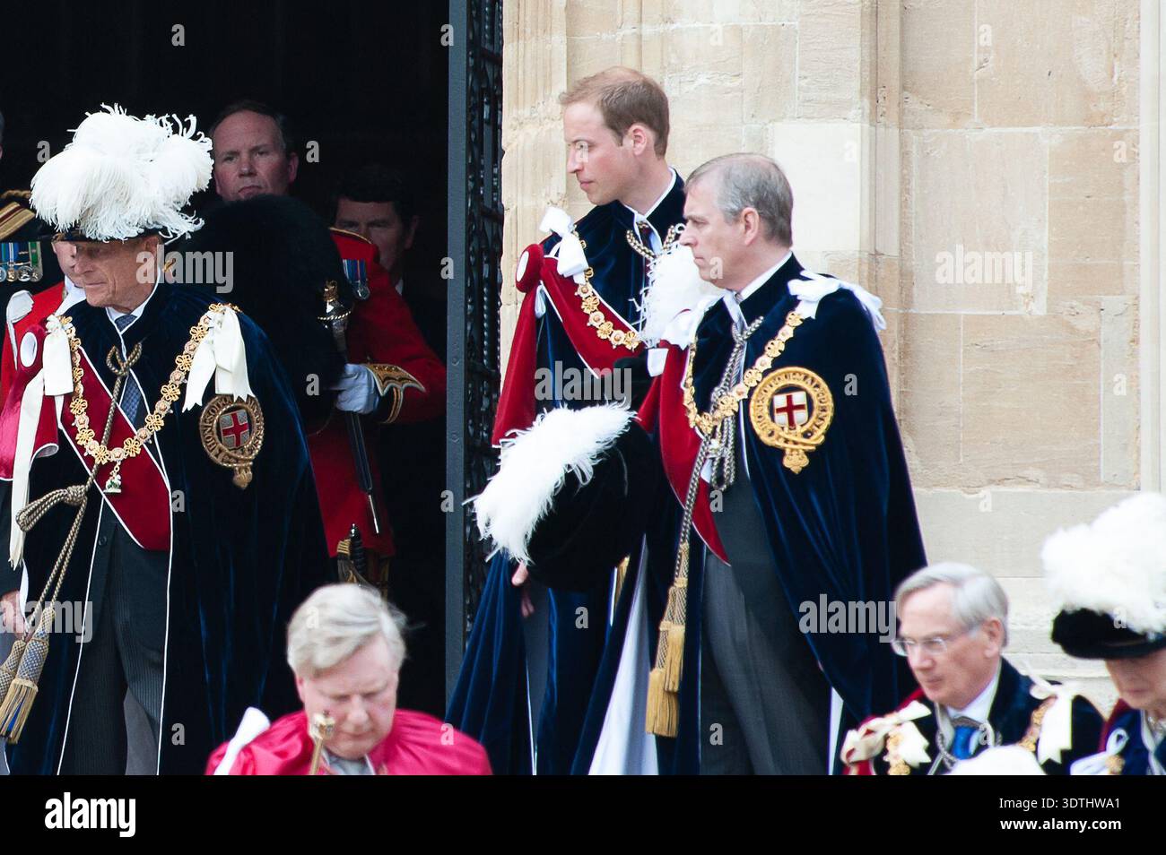 Windsor, Großbritannien. Juni 2010. Prinz William (M) und Prinz Andrew (R), die beide Ritter des Garters sind, nehmen zusammen mit anderen Mitgliedern der britischen Königsfamilie an der jährlichen Garter Zeremonie auf Windsor Castle in Berkshire Teil Stockfoto