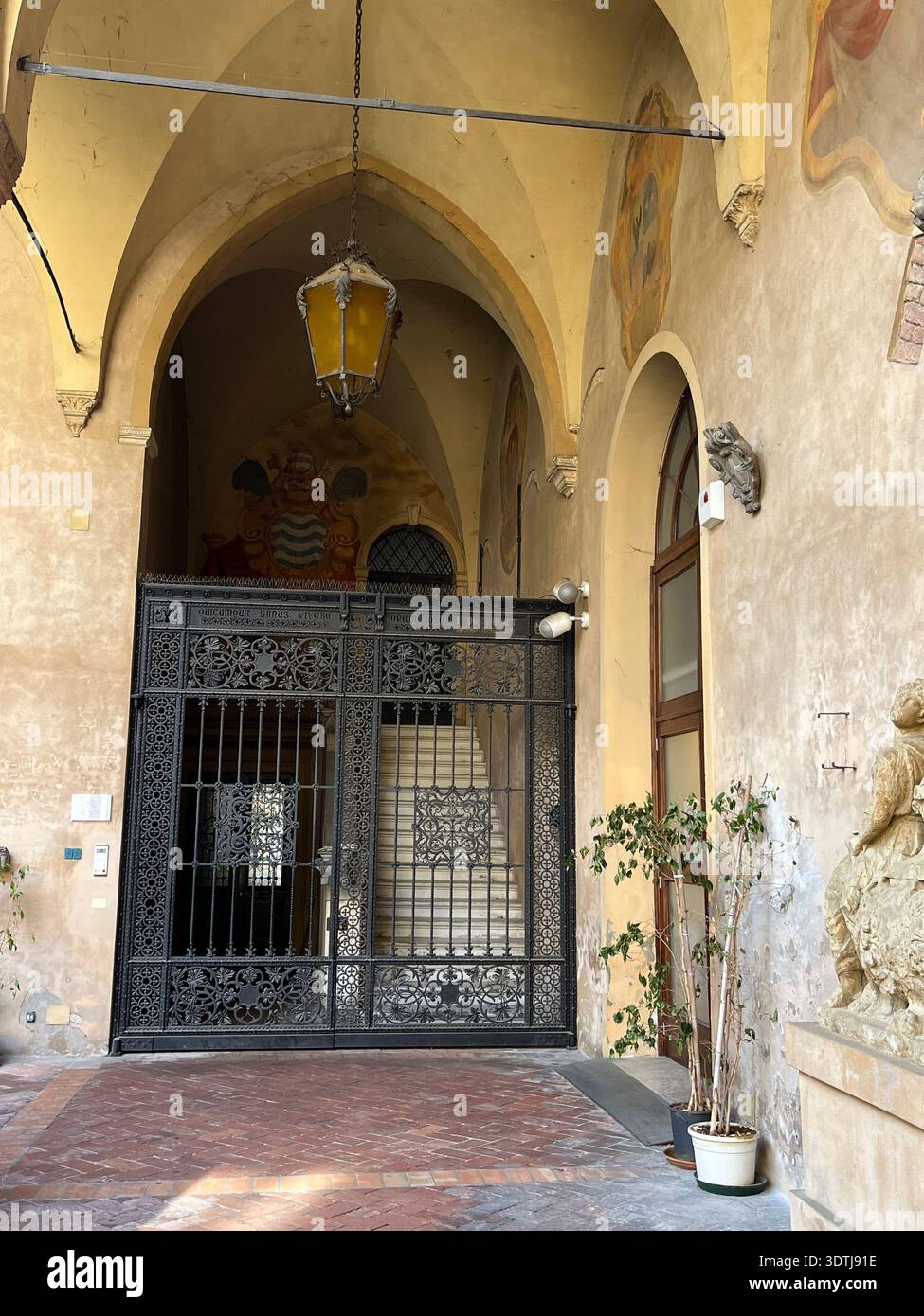 Chiesa di Sant’Antonio di Padova, facciata e dettagli architettonici im Stile romanico-gotico. Kirche St. Antonius - Smartphone-aufgenommenes Stockfoto